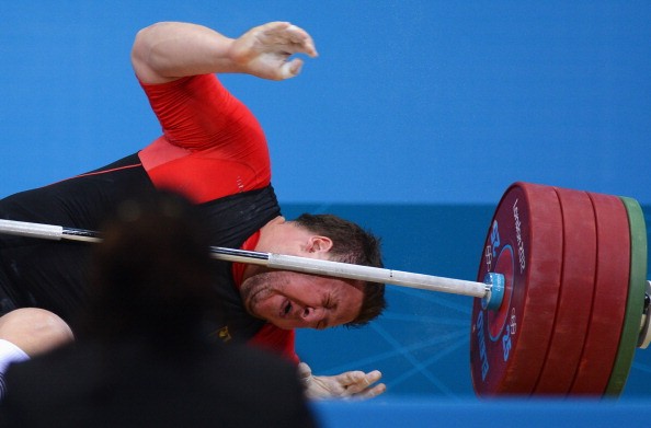 Matthias Steiner oằn mình chống đỡ sức nặng của 196 kg tạ đè lên người...